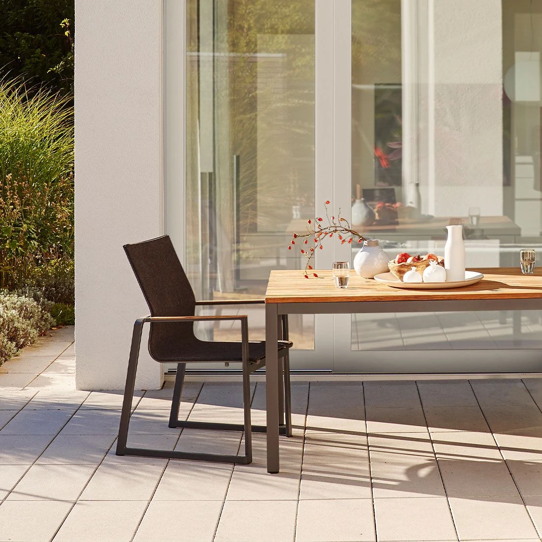 Solpuri Foxx Stapelsessel Aluminium/Textilene/Teak Anthrazit/Coal - Image 5